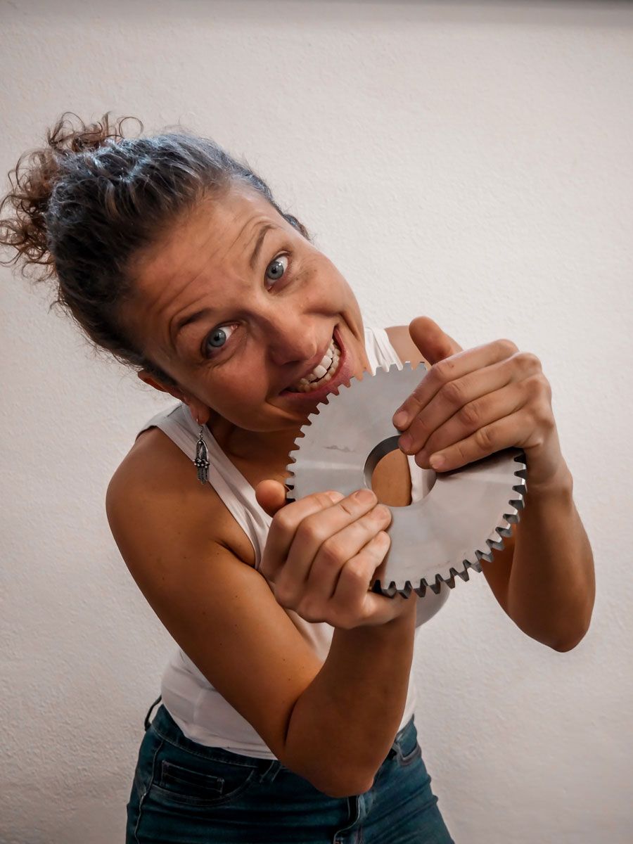 Produzione ingranaggi - donna con ingranaggio