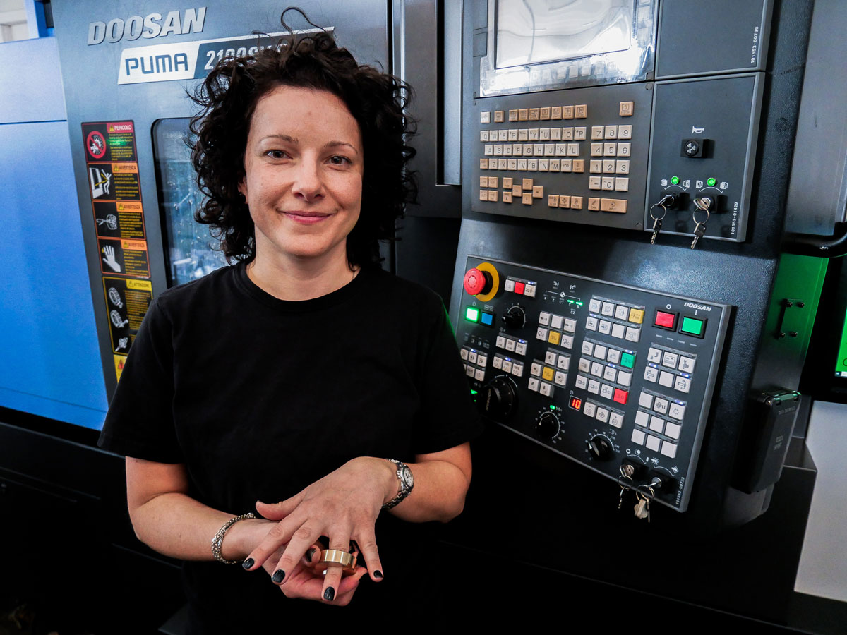 Produzione ingranaggi cnc - donna con ruota dentata